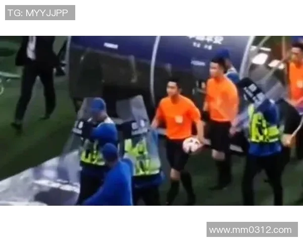 足球明星与裁判亲密合影引发热议球场内外的友谊与争议交织 足球明星与裁判亲密合影引发热议球场内外的友谊与争议交织