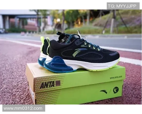 足球明星鞋袋包的时尚魅力与实用性完美结合,助你轻松展现运动风格 足球明星鞋袋包的时尚魅力与实用性完美结合,助你轻松展现运动风格